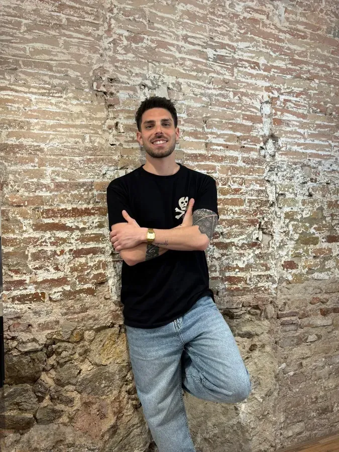 Cristopher, mestre barber i soci fundador d'El Barber BCN a Gràcia, Barcelona