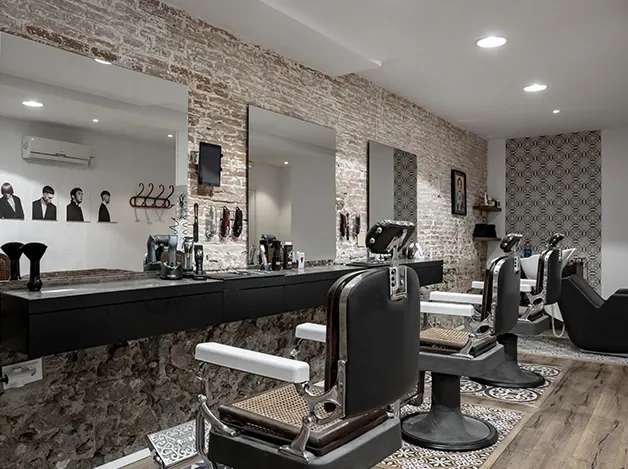 Interior d'El Barber BCN, barberia clàssica per a homes a Gràcia, Barcelona