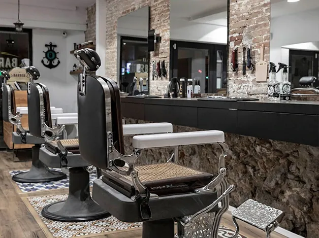 Sala de tall d'El Barber BCN — barberia amb ambient de barri a Gràcia