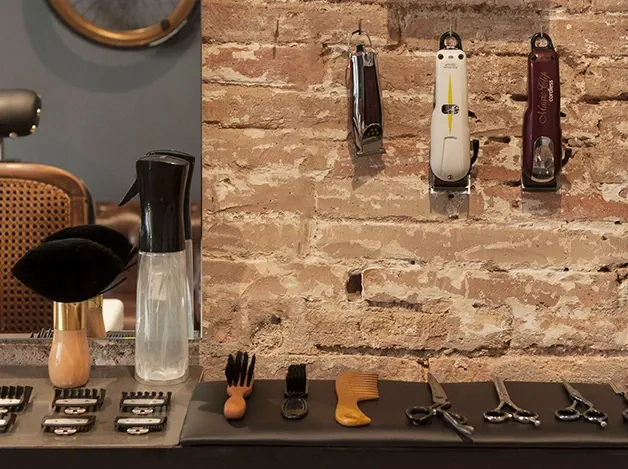 Eines de barber clàssic a El Barber BCN — afaitat navalla i tall de qualitat a Gràcia