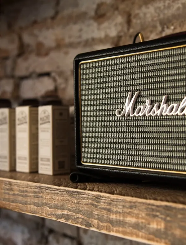 Detall de l'estudi El Barber BCN — eines de barber i ambient rock a Gràcia